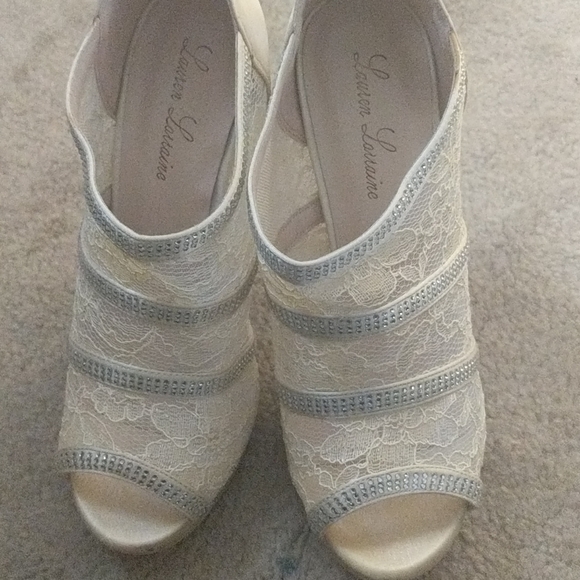Lace and embellished shoe - Picture 2 of 2